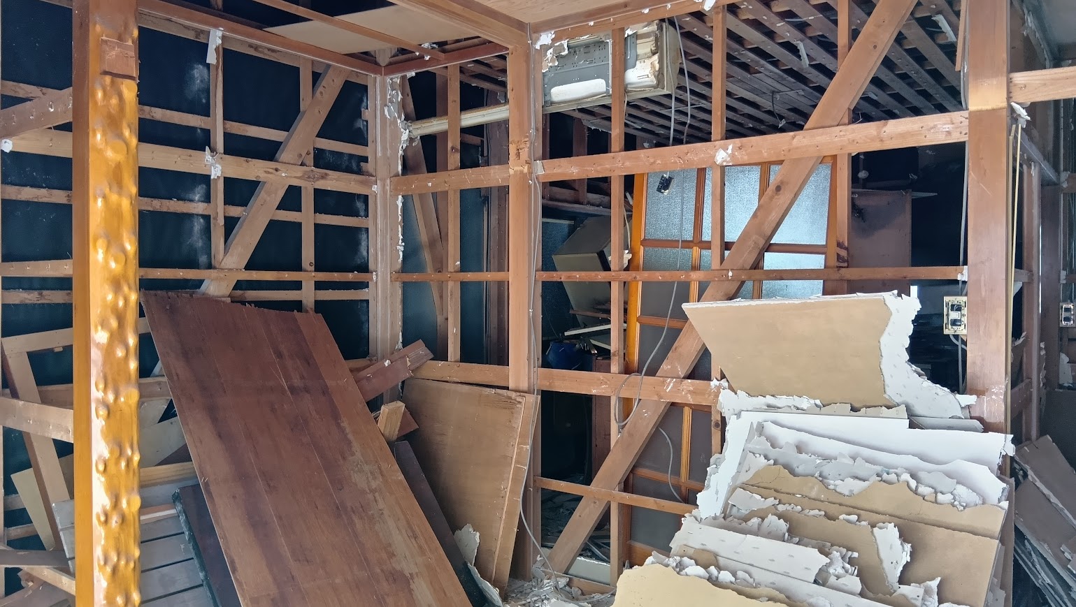 2025/05/10の解体状況：内装解体