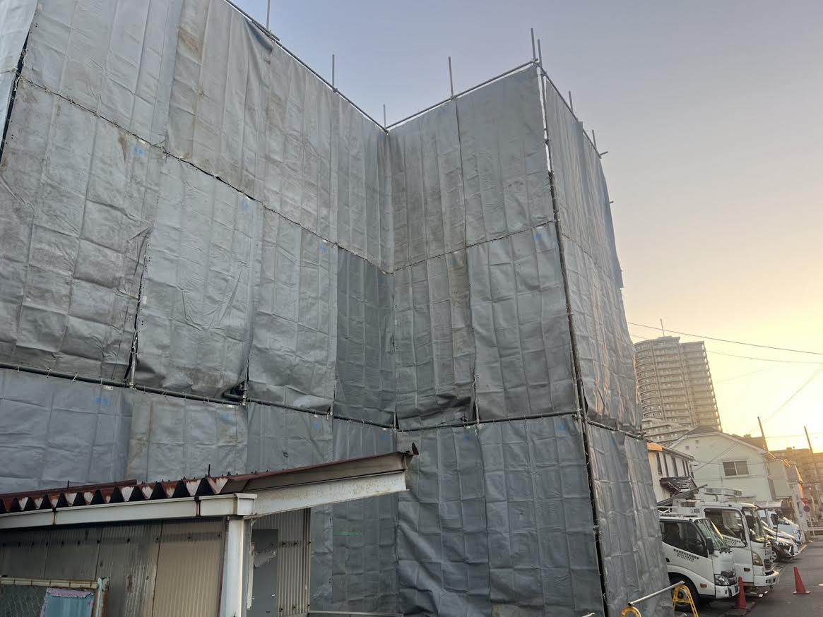 2025/12/22の解体状況：期間：10月13日〜10月18日　作業内容：各部屋内装解体、足場組み立て、屋上防水撤去