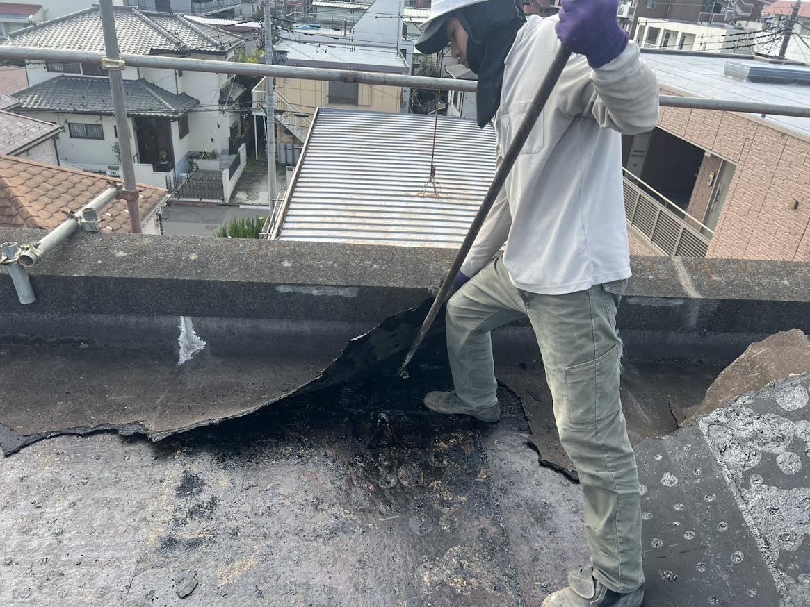 2025/12/22の解体状況：期間：10月13日〜10月18日　作業内容：各部屋内装解体、足場組み立て、屋上防水撤去