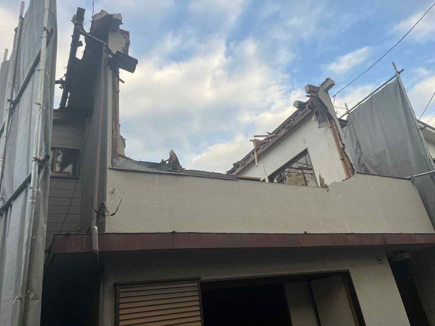 2025/11/17の解体状況：屋根落とし→２階手壊し