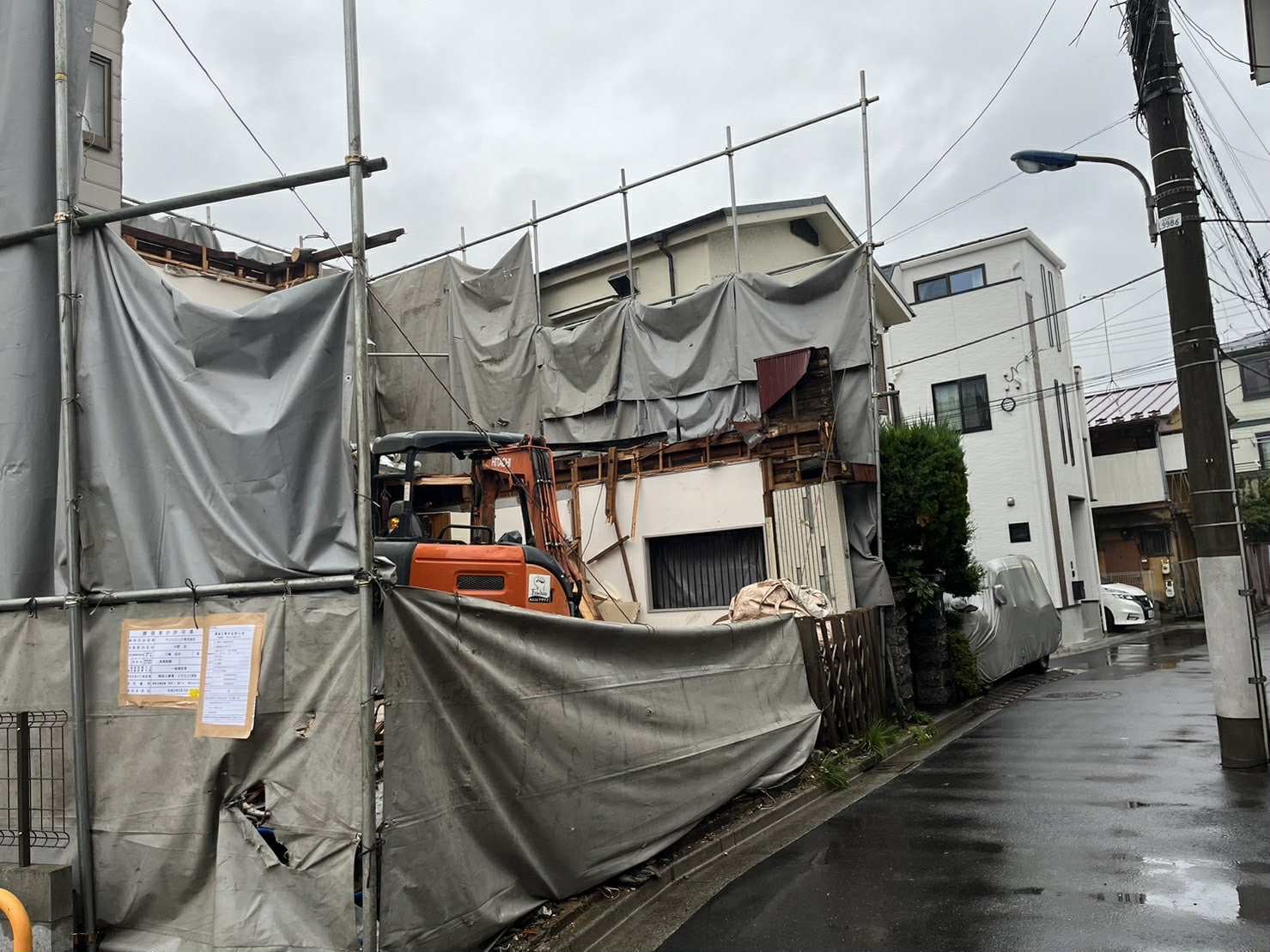 2025/11/17の解体状況：１階手壊し→重機搬入