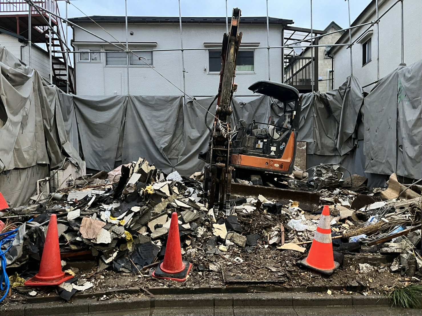 2025/11/17の解体状況：木くず搬出